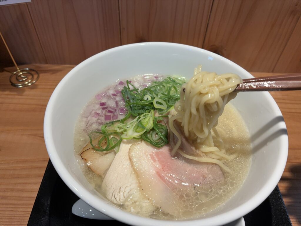 貝出汁と牛白湯のダブルスープが特徴の「貝麺ふか川」のラーメン